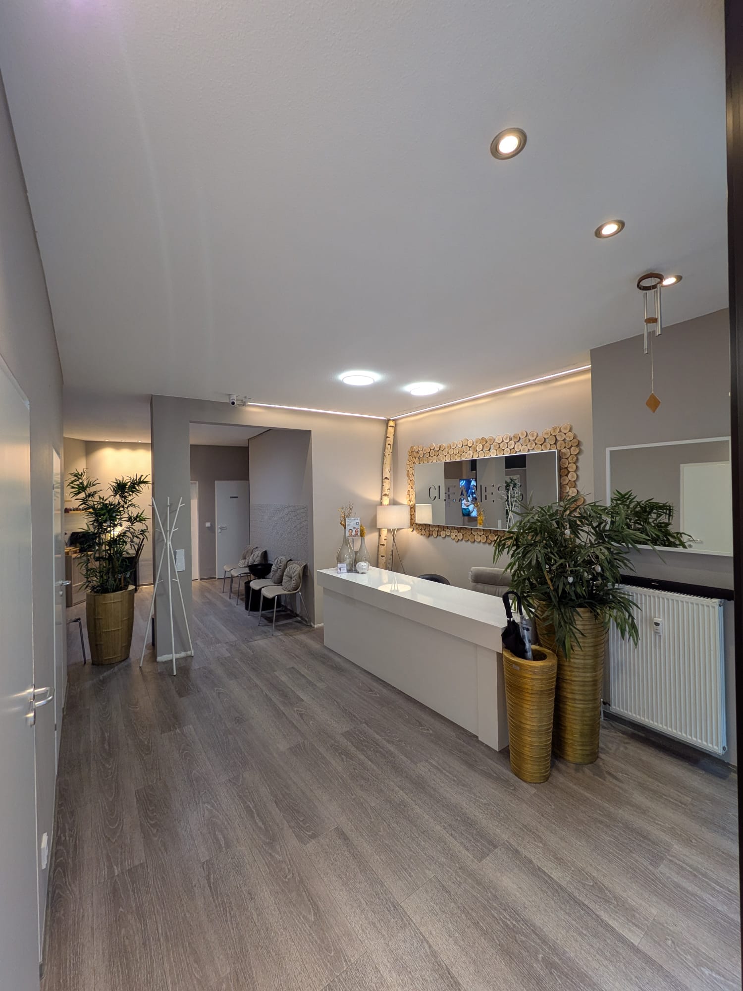 Empfangsbereich CLEANESS® Dermaästhetik – moderner Tresen mit warmem Ambiente